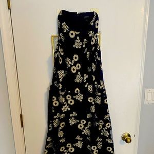 Wedding type dress. Formal fit